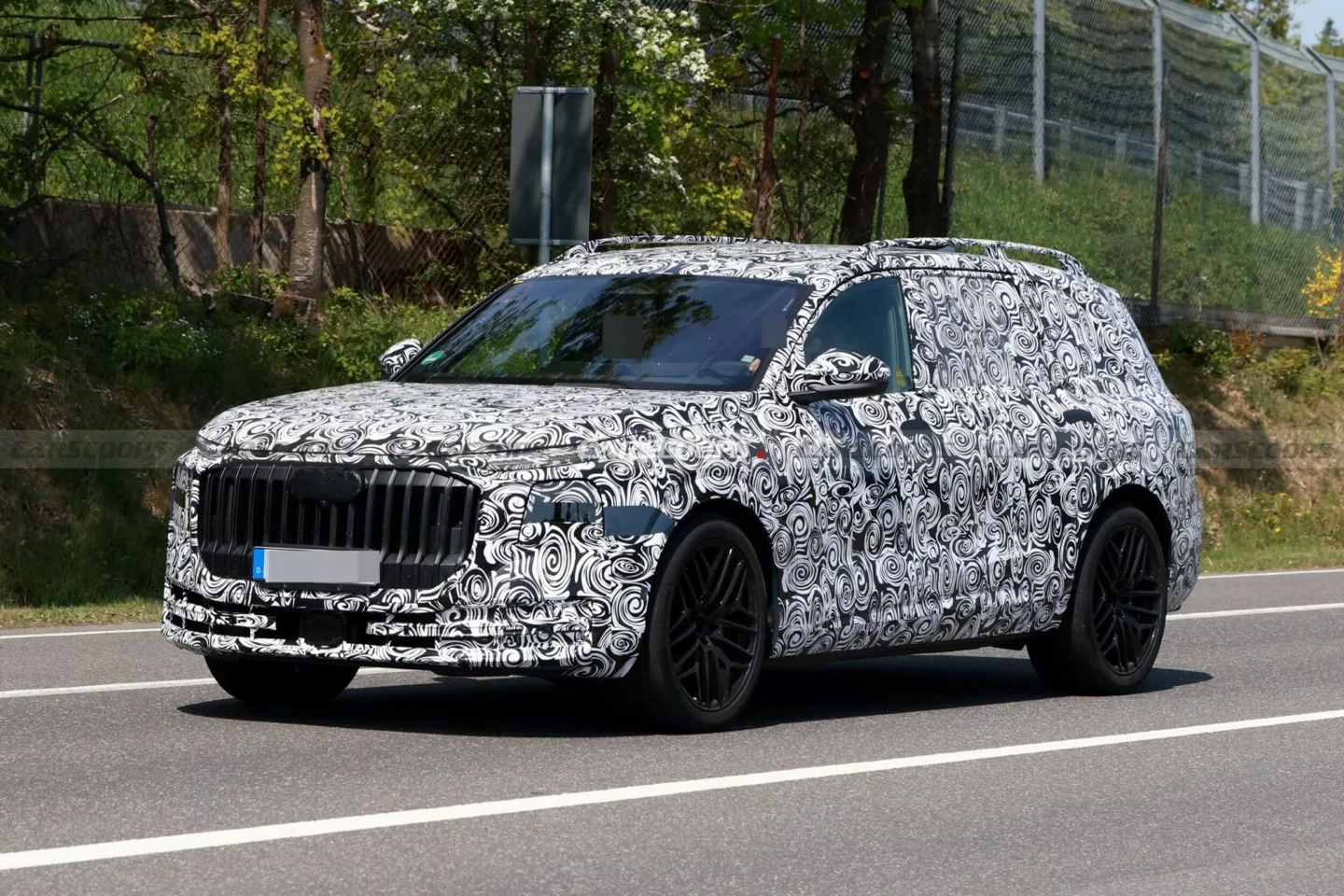 2025 年 5 月，外媒 Carscoops 公布的奥迪 Q9 伪装谍照