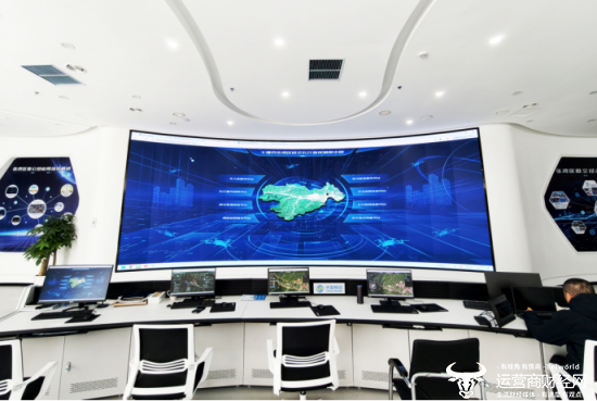 （依托5G-A网络和“空中交通管家”系统，平台能对城市低空飞行器进行实时监控、精准定位）