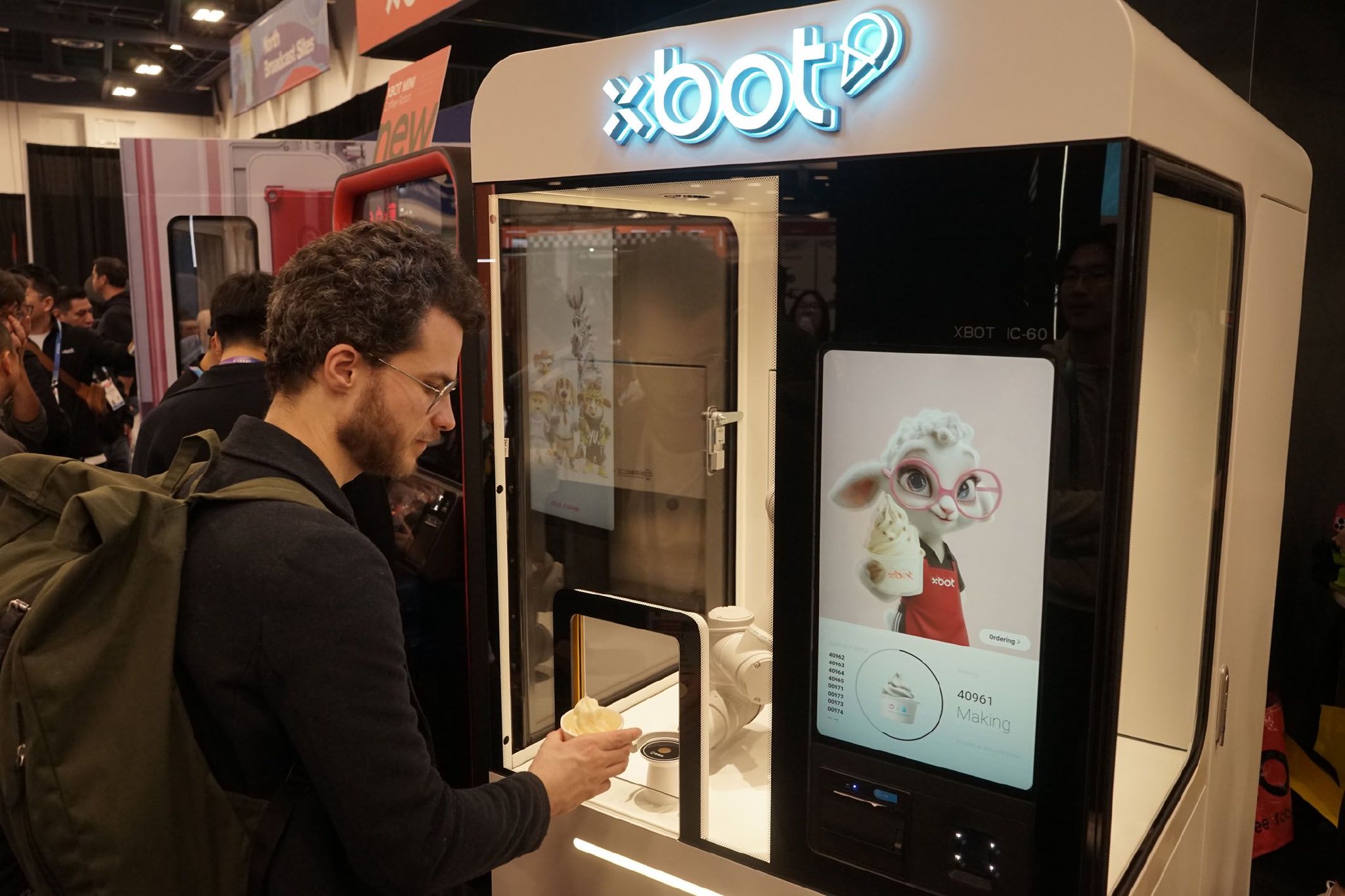1月7日，人们在2026年美国拉斯维加斯消费电子展（CES）体验影智XBOT冰淇淋机器人。新华社发（曾慧　摄）