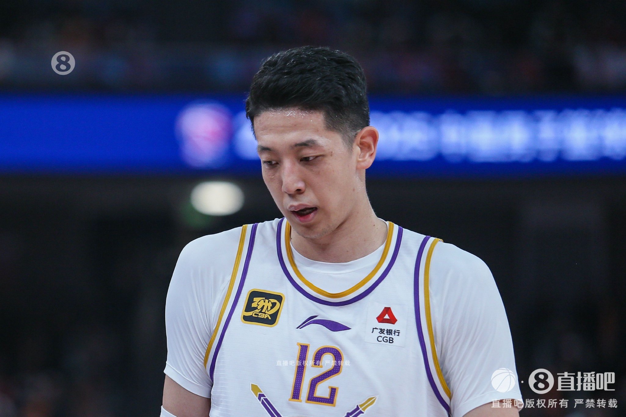 沈梓捷崴脚复出后又崴脚！记者：没有去医院 脚踝问题不大