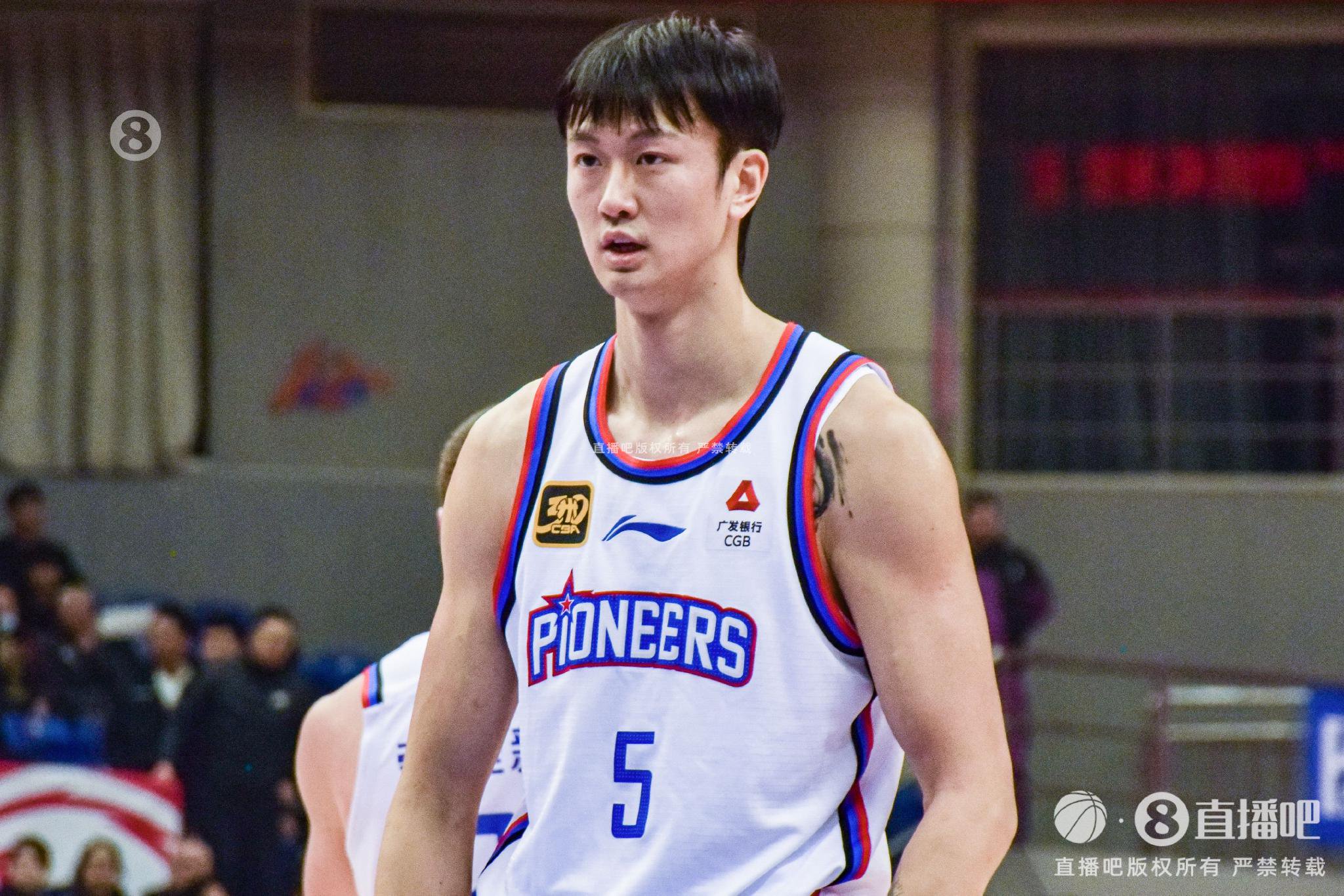 赖俊豪头撞广告牌伤退！媒体人：场边广告牌应取消掉 都多少次了