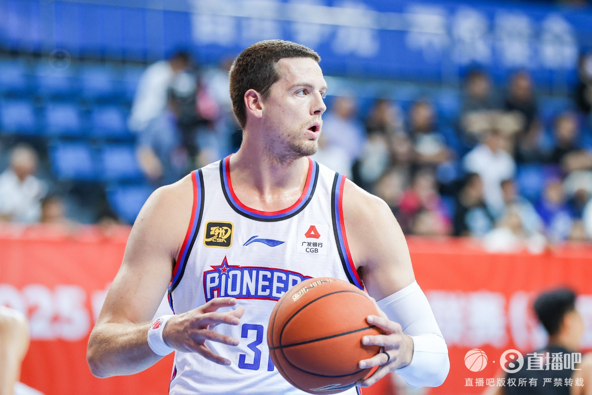 大号两双！大卫·詹姆斯15中9得23分18板3助 篮板断档全场最高