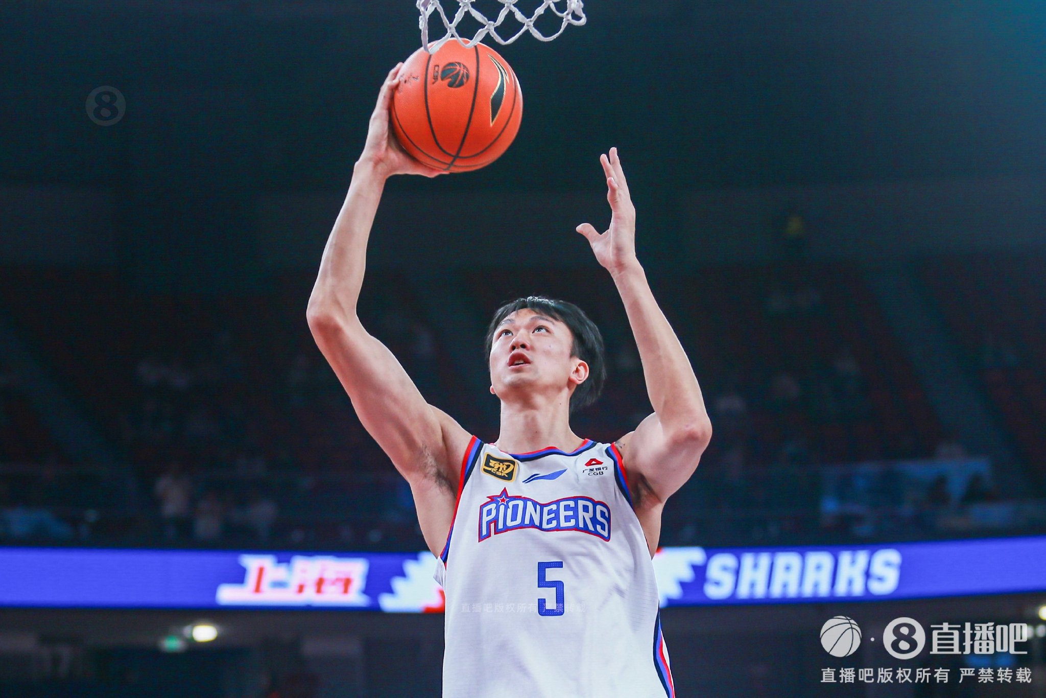 愿无大碍！赖俊豪12分&正负值+16但末节重伤离场 次节三分三连击