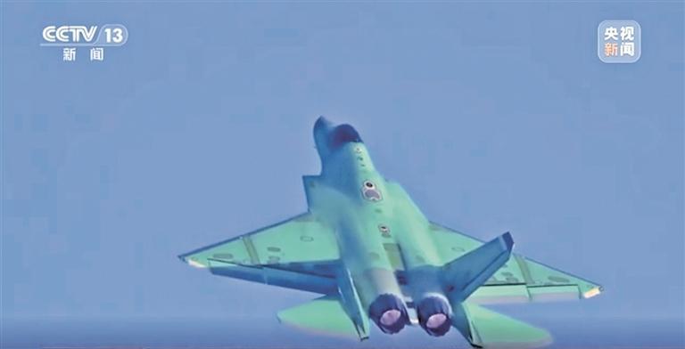 歼-35完成“新年第一飞”
