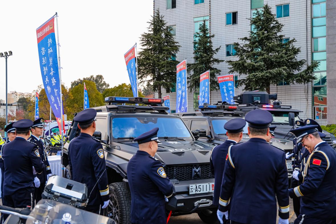 云豹突击队新战友藏不住的硬核！猛士917处突阻停车到底有多强？