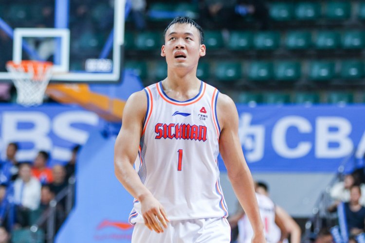 手感不错！景菡一半场5中4高效拿下12分3板1助