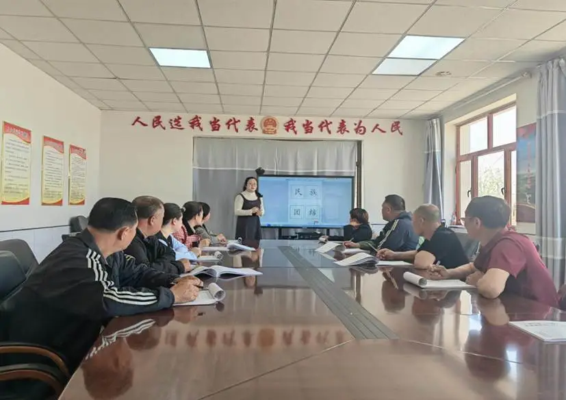 “字润茫哈”小课堂上，学员们执笔凝神，认真练习书写