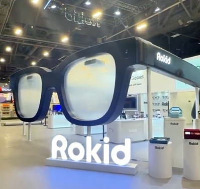 CES展会Rokid展区的“巨大眼镜”，吸引不少人拍照（受访者供图）