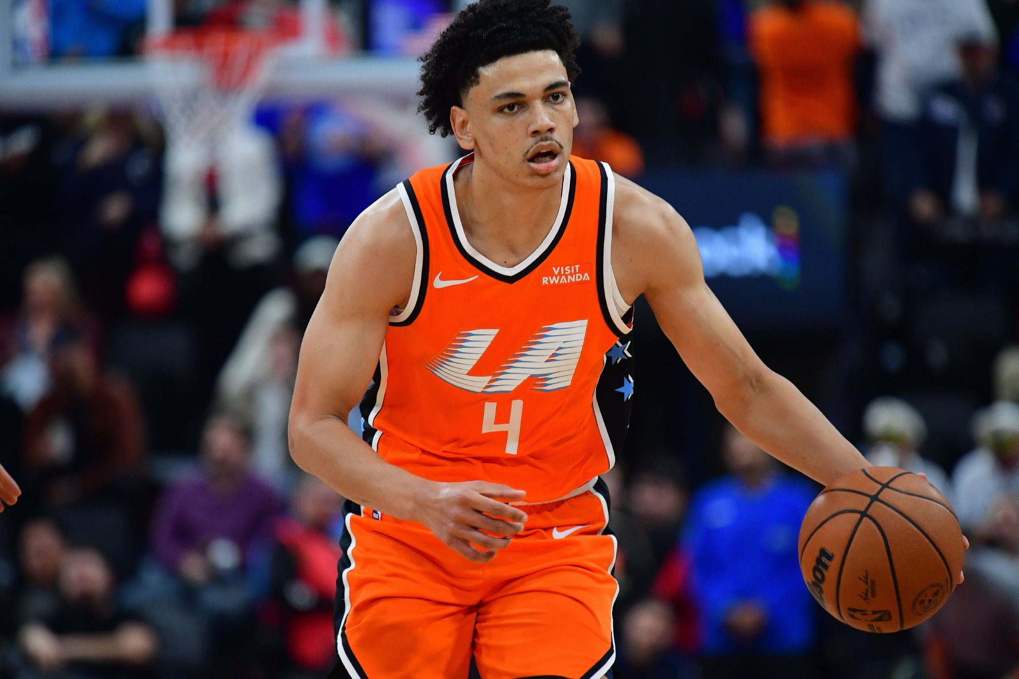 媒体人：科比·桑德斯每次比赛完都撸铁至深夜 他家就住球馆对面