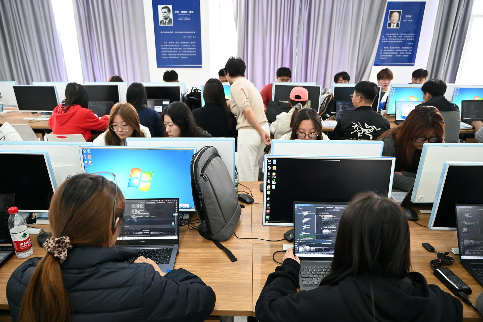 ▲2025年10月15日，呼和浩特民族学院，大学生在人工智能应用系统课上，学习智能系统开发内容 图据视觉中国