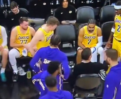 事不关己？球迷赛后复盘：雷迪克讲话 詹姆斯直接坐到镜头外了...