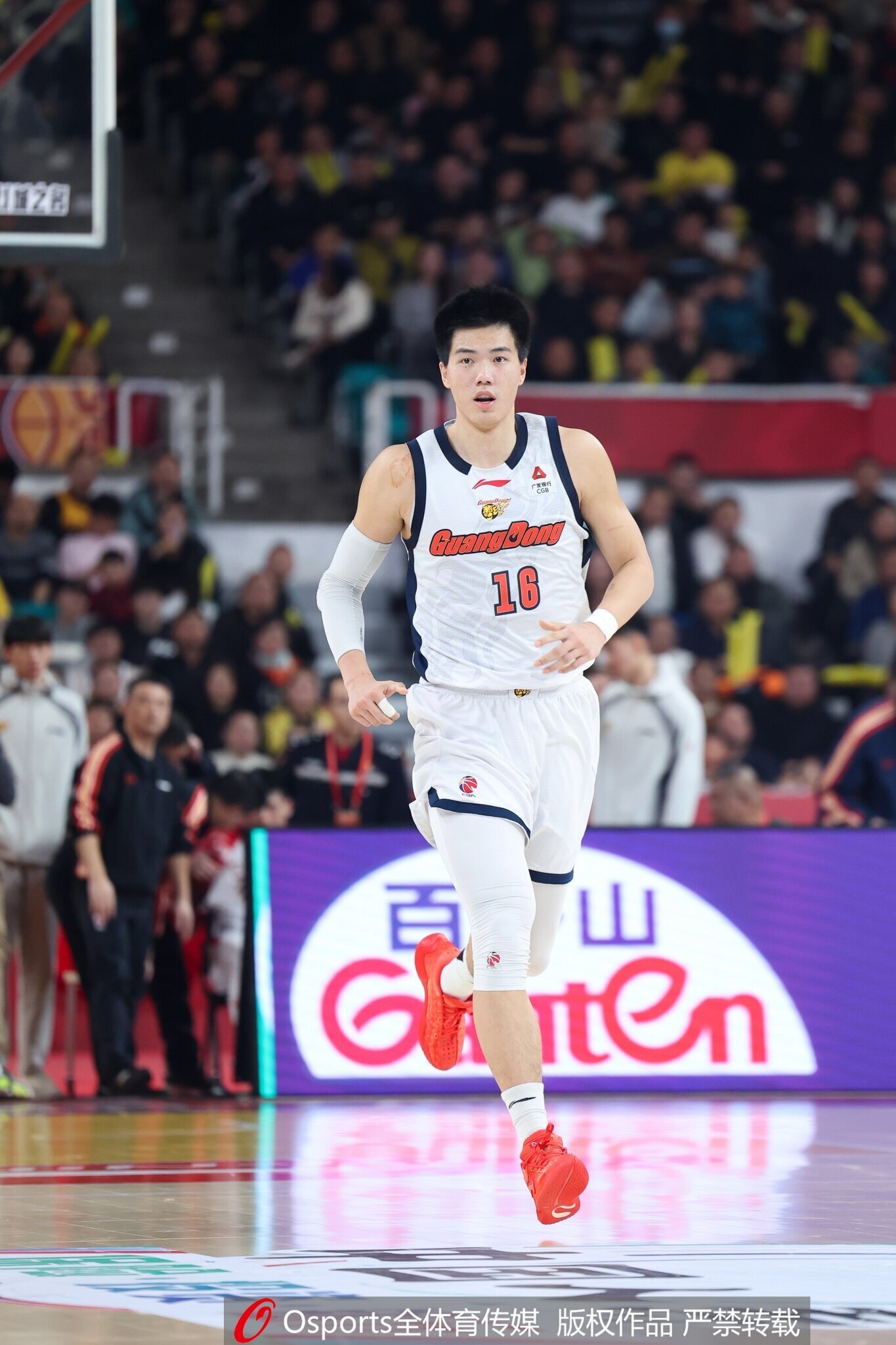 媒体人：焦泊乔加盟后最高效一战 近半年有些挣扎但看好他的发展