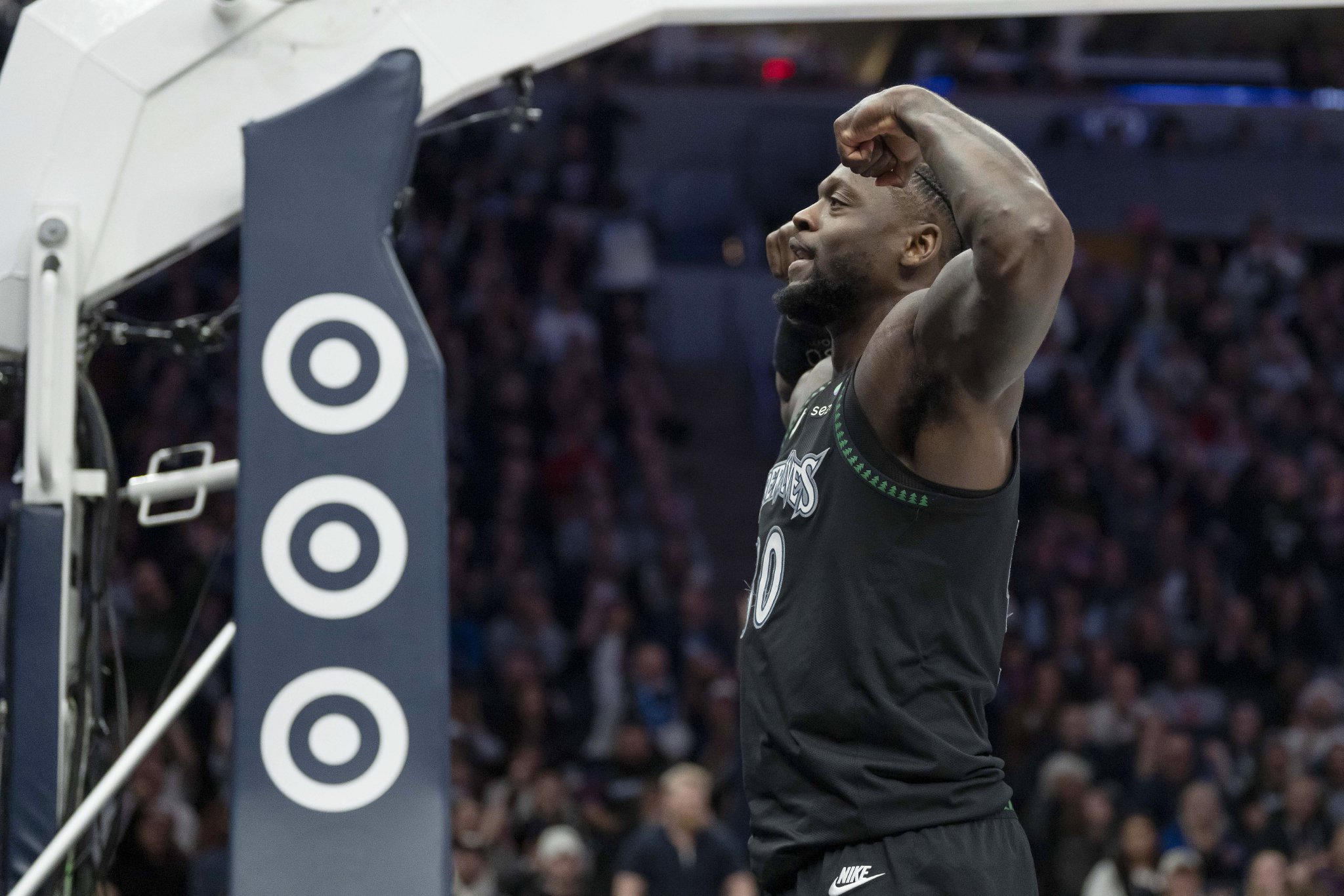 手感热到发烫！森林狼全队三分43投22中 命中率达到51.1%