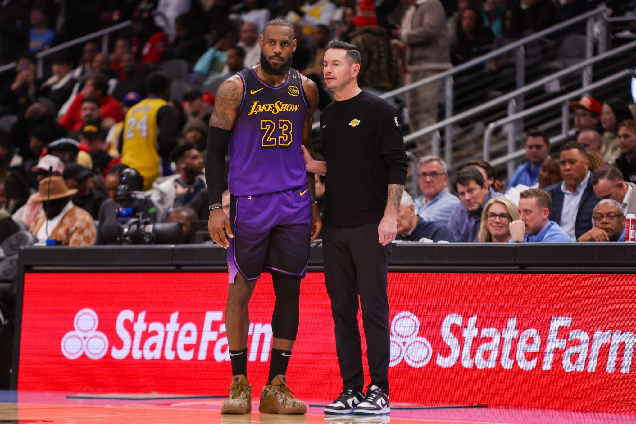 詹姆斯谈赛前会议：我们直面自己的问题 然后打出了湖人式的表现