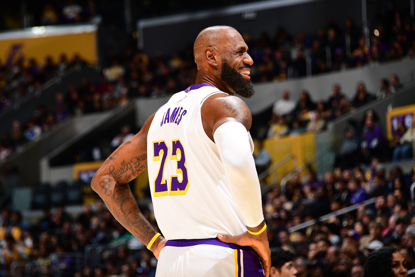 哪个瞬间让你感觉自己是个出战背靠背的41岁老将？詹姆斯：现在！