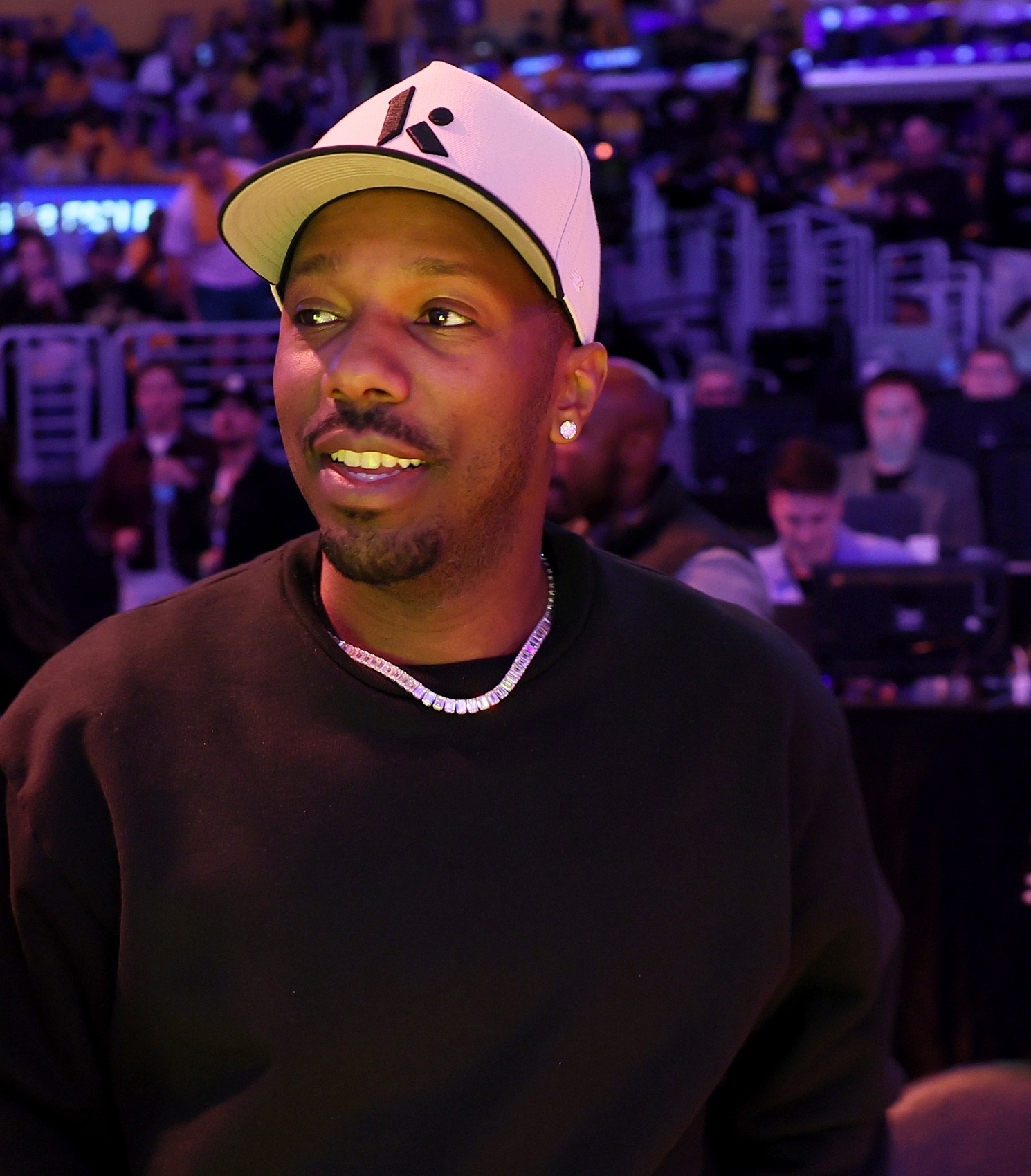 詹姆斯：我没和富保罗讨论过他的播客 那是他的平台和节目话题