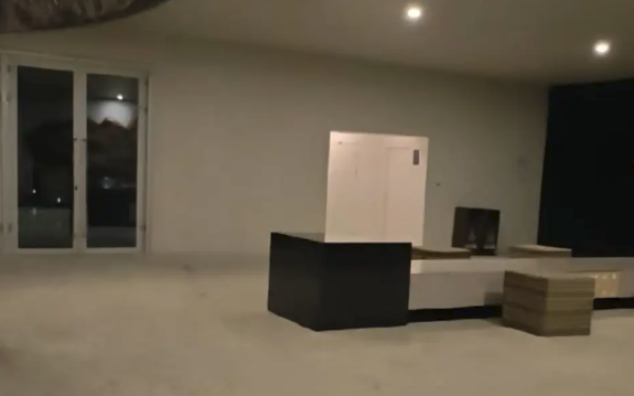 ▲游客拍到莺歌踏浪旅游驿站夜间锁门。图/封面新闻