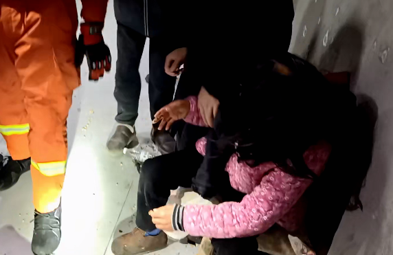 山东独居聋哑老人2天未关灯，邻居翻墙查看，发现老人手指被门死死卡住，只能无助等待 图3