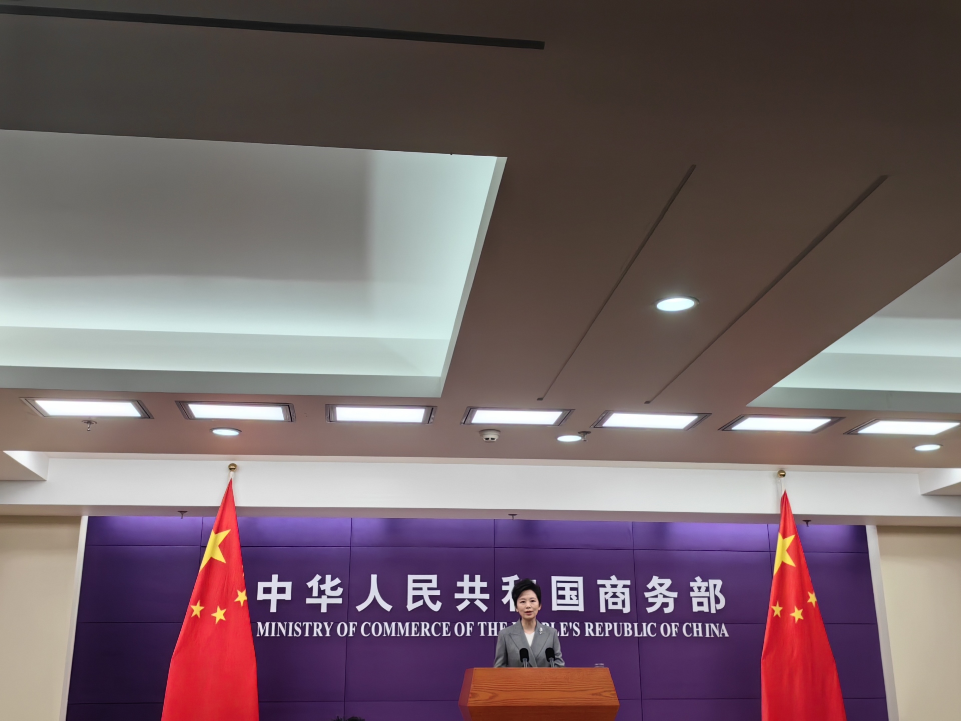日本首相高市早苗要求撤回“对日两用物项出口管制” 商务部：中方对此坚决反对，不予接受|商务部_新浪财经_新浪网