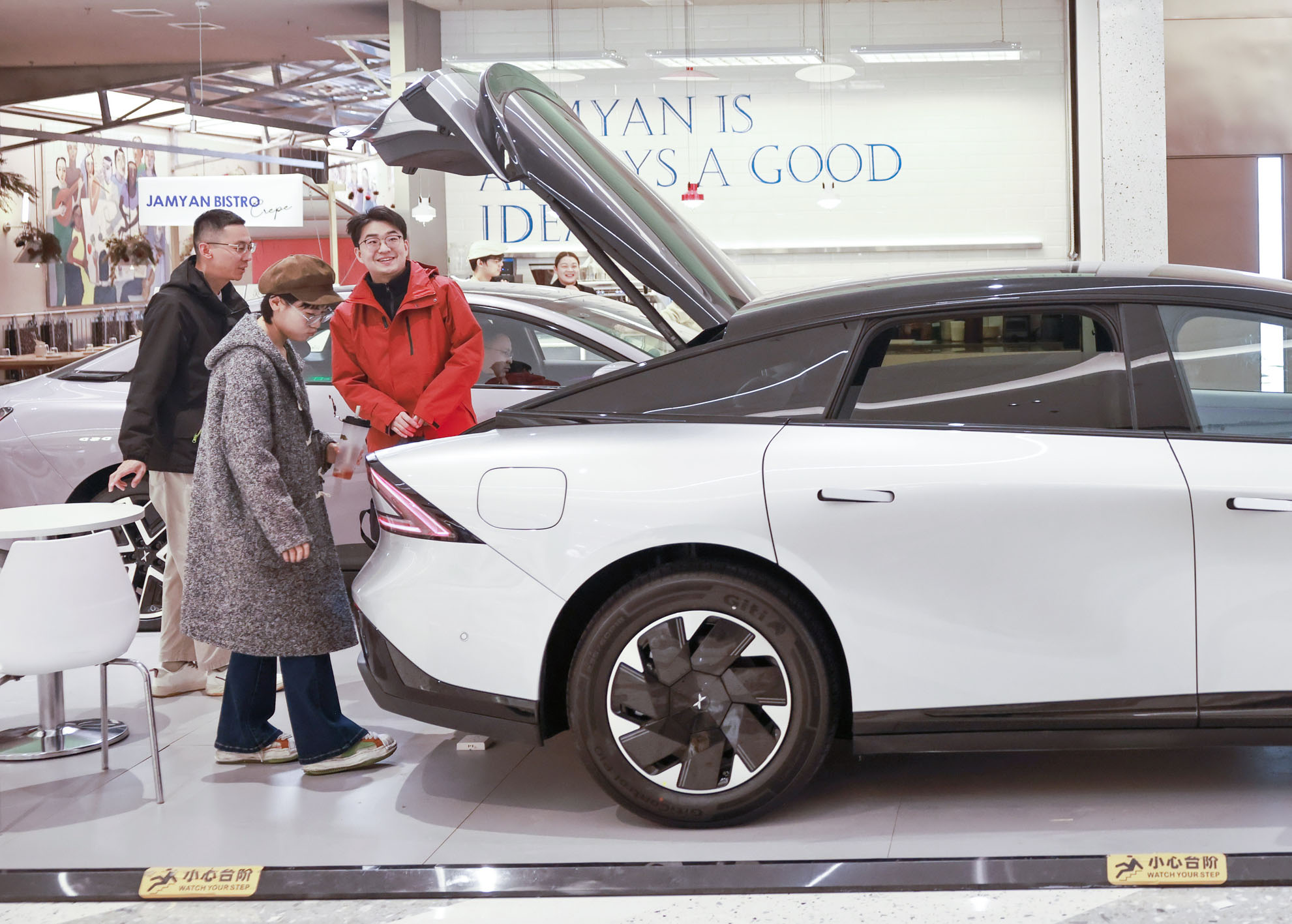 1月14日，消费者在湖北省武汉市一家购物中心选购新能源汽车。新华社发（赵军　摄）