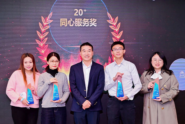 上图为万古科技CEO鲍鹏先生为【20+同心服务奖】获奖企业代表颁奖后合影