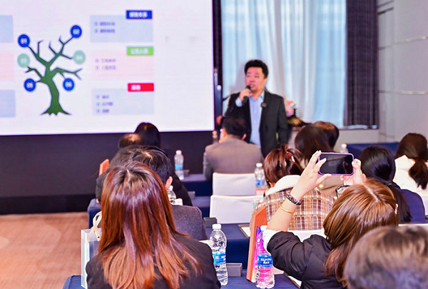 上图为怡和泰信外包装事业部总监王英先生分享主题《新政规定下企业用工风险防控》