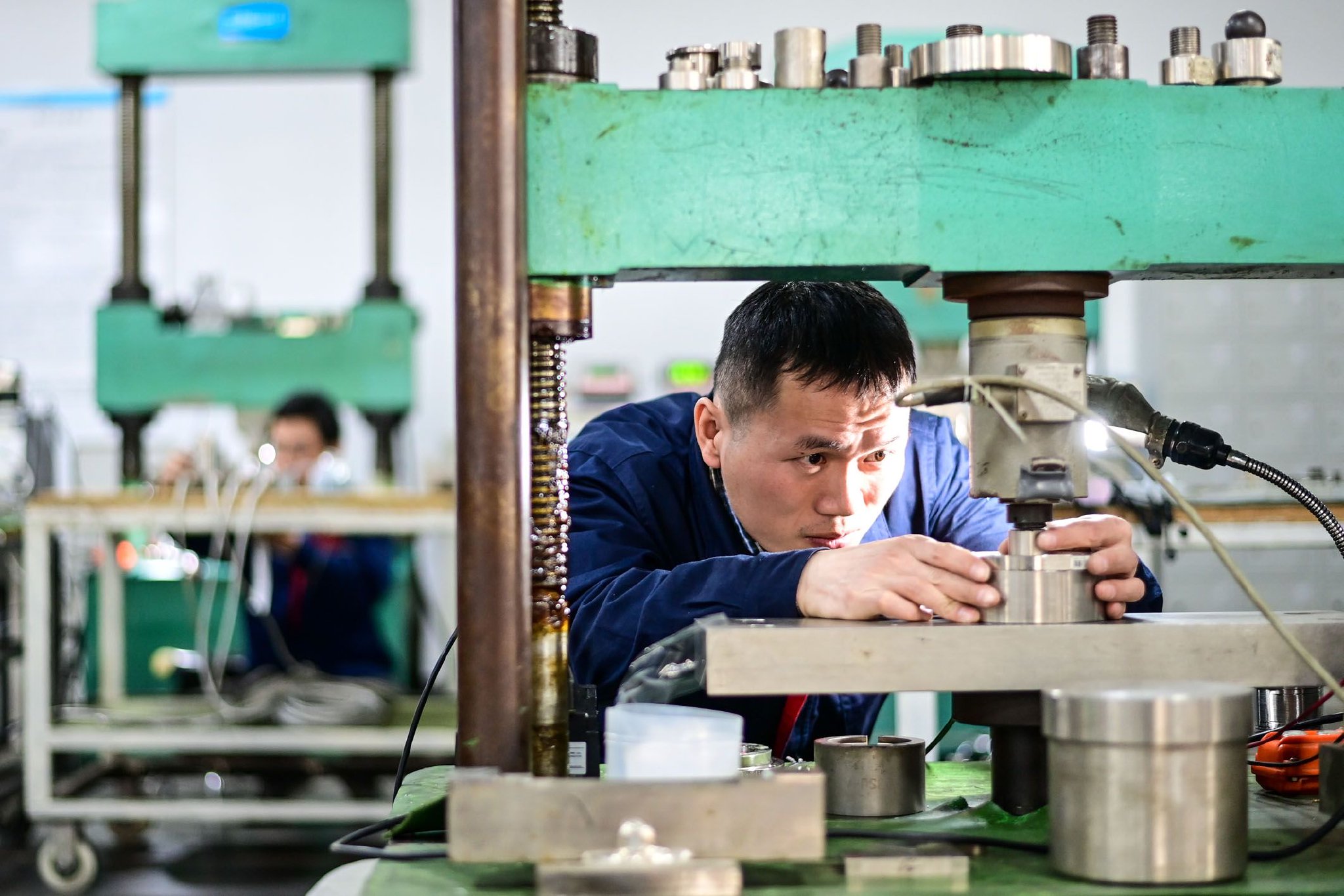 图为一传感技术公司员工在生产线上工作。资料照片