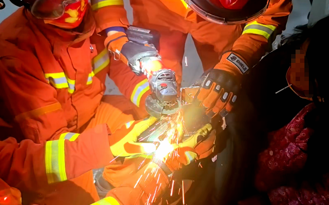 山东独居聋哑老人2天未关灯，邻居翻墙查看，发现老人手指被门死死卡住，只能无助等待 图2