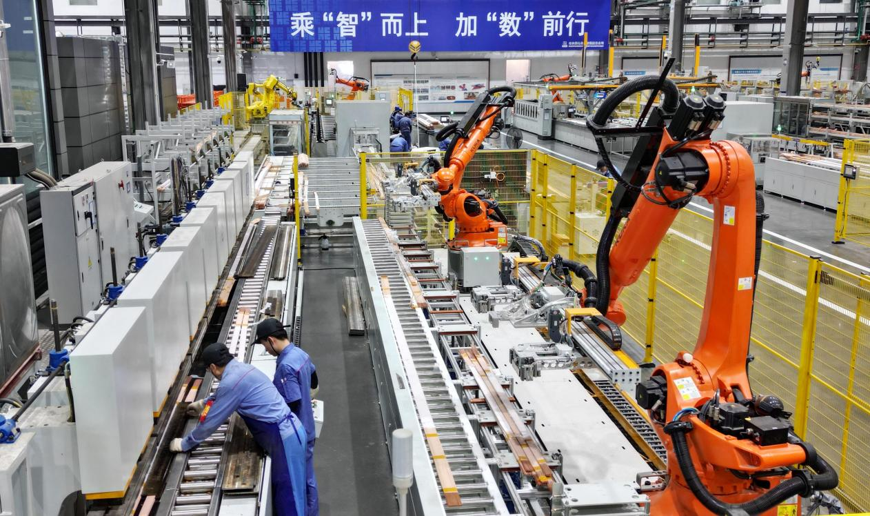 在哈尔滨电机厂有限责任公司线圈分厂智能制造车间，工人在进行生产作业（无人机照片）。新华社发（刘洋摄）