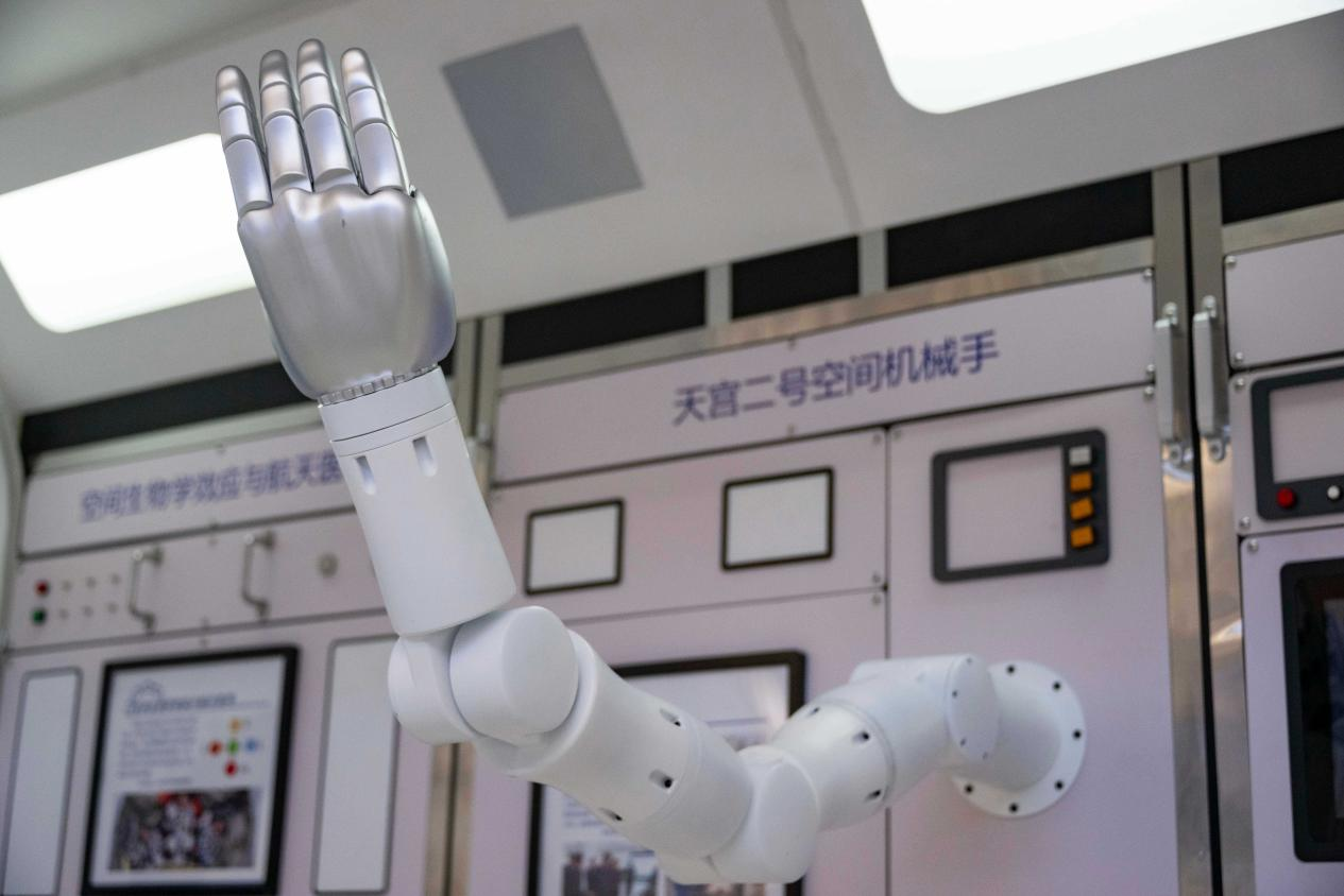 哈尔滨工业大学航天馆内的天宫二号空间机械手模型。新华社记者 谢剑飞 摄