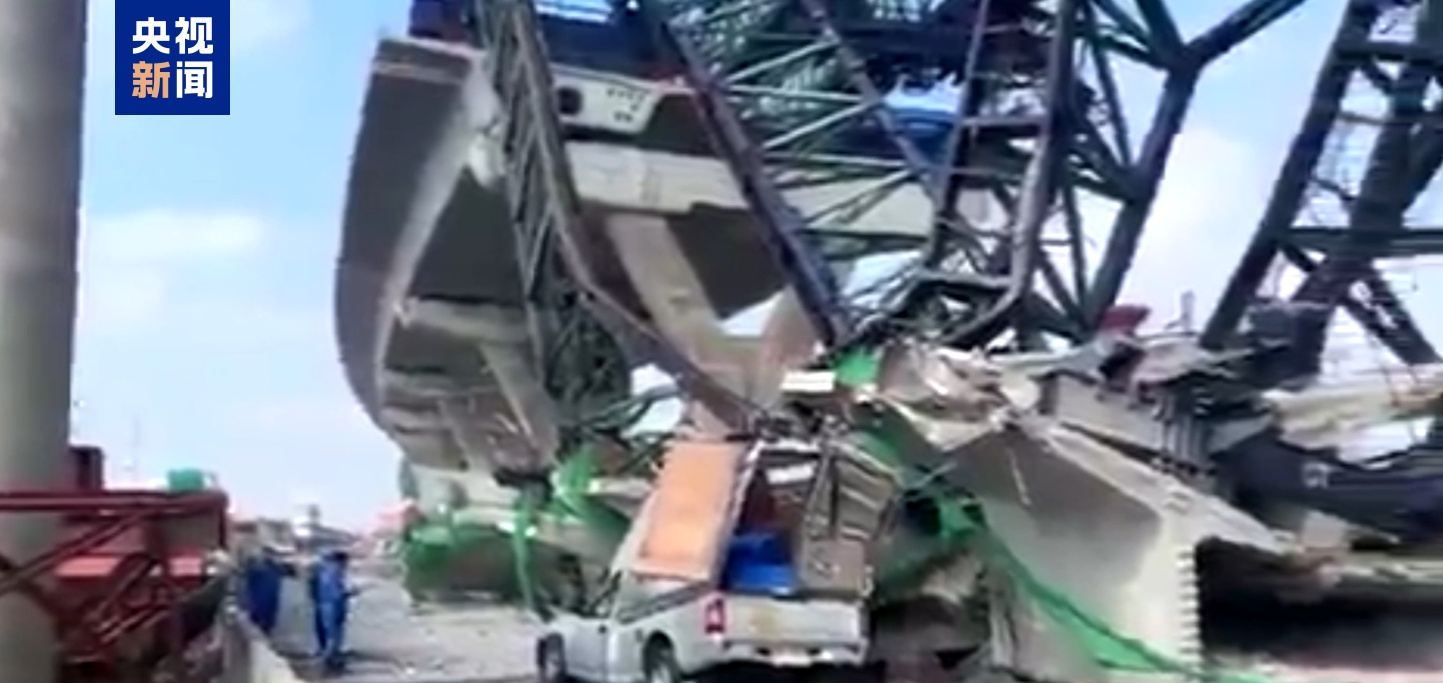 △15日，泰国曼谷一施工起重机坍塌，砸中行驶车辆
