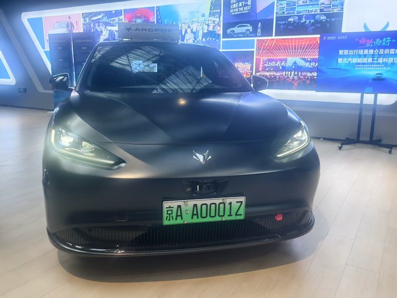 图为悬挂着L3自动驾驶牌照的北汽极狐 陈燕南/摄影