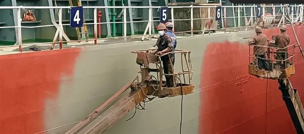 图2 工人将含铜的防污漆喷涂在船体上以防止海洋生物附着
