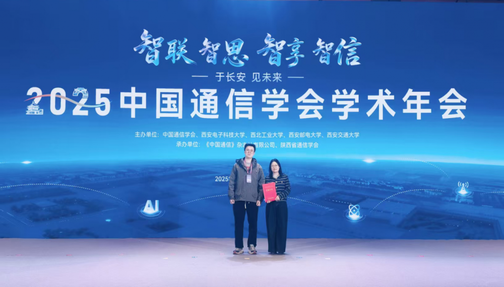 中国电信研究院网络技术研究所副所长 蒋铭博士（右）