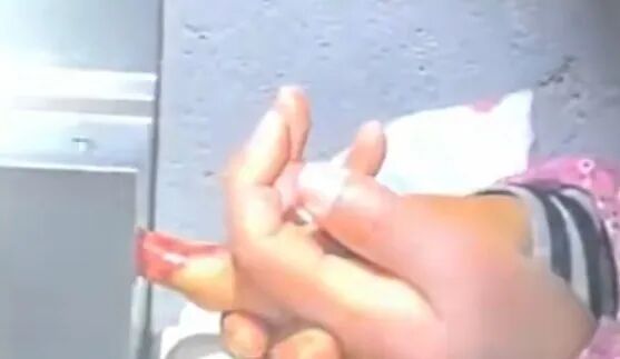 山东独居聋哑老人2天未关灯，邻居翻墙查看，发现老人手指被门死死卡住，只能无助等待 图1