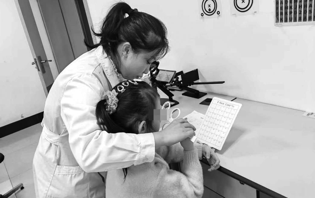 医生正在为孩子做眼部检查。 北部战区总医院供图