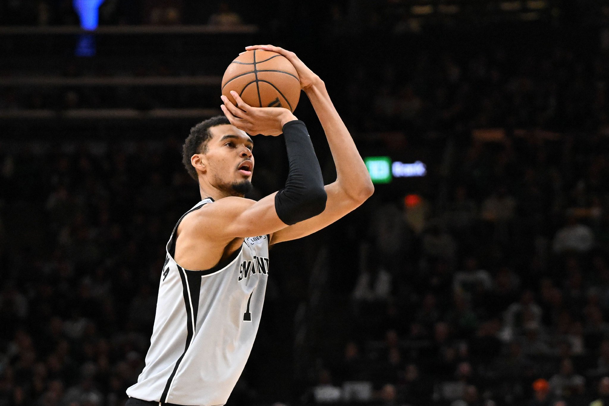 上演王者归来！文班受伤后再回归 半场11分6板带队保持领先！