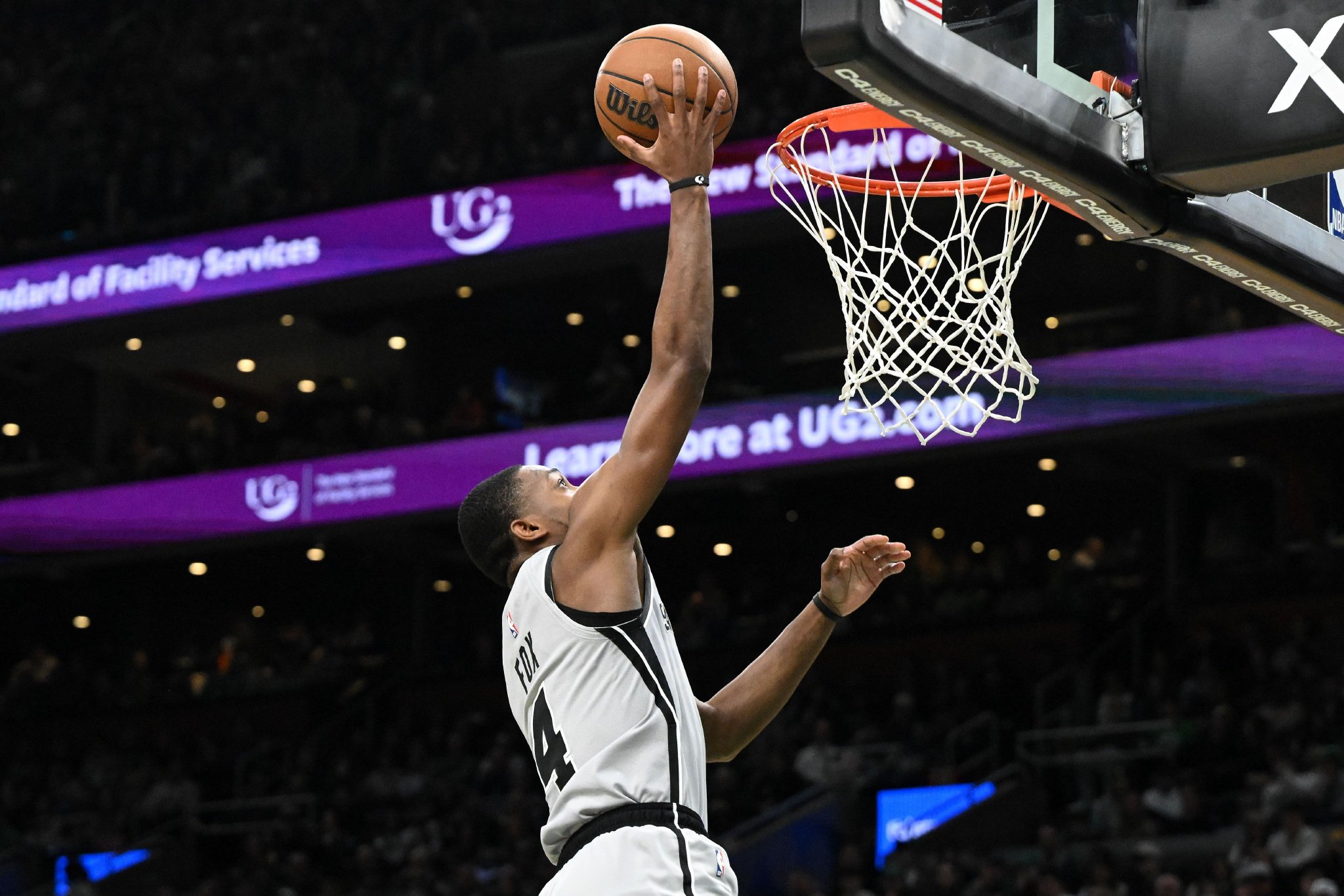 开场很强势！福克斯半场7中5砍下14分 三分2中2&首节独得12分