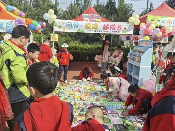 在泾川县第三小学举办的图书跳蚤市场上，同学们寻找自己喜欢的图书。受访者供图