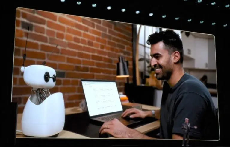 英伟达CEO黄仁勋在CES 2026主题演讲中，展示了搭载XMOS语音技术的Reachy Mini机器人