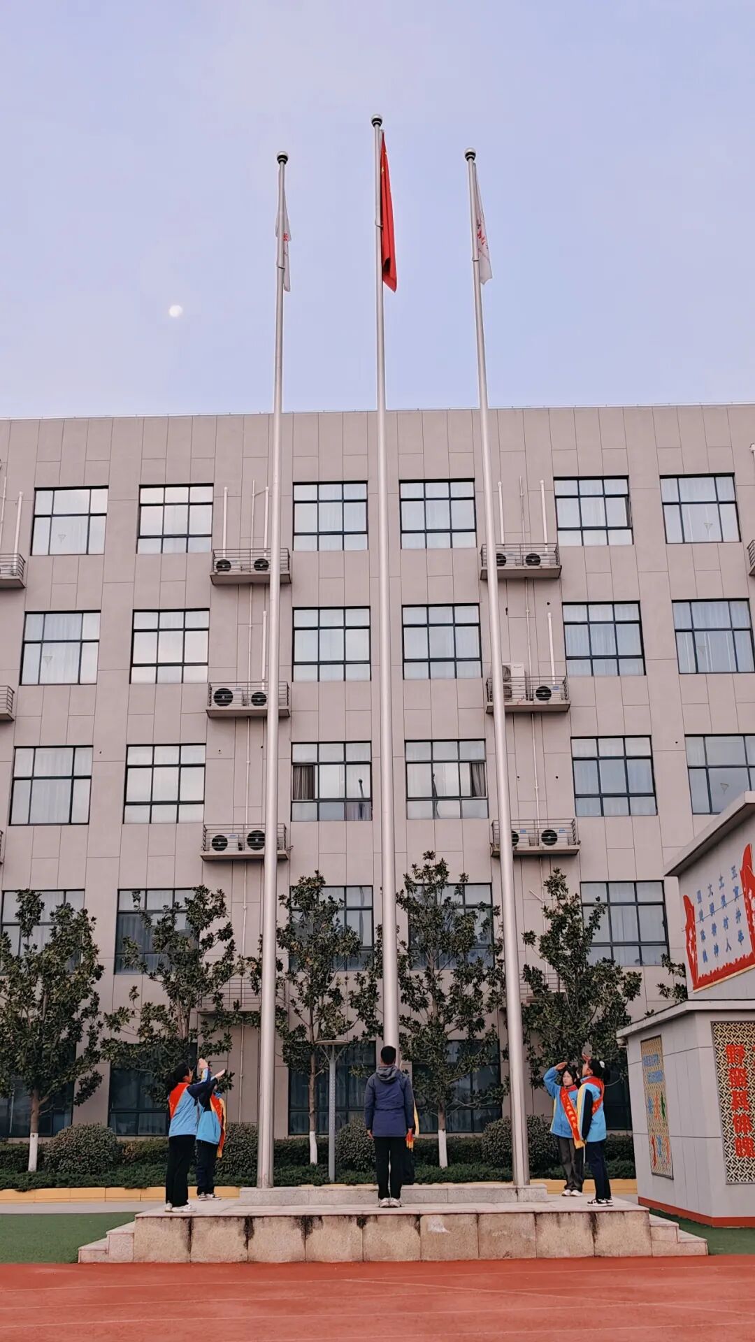 看齐标杆汲取力量 榜样如光照亮前路 ——沣东九小思政大课堂活动纪实