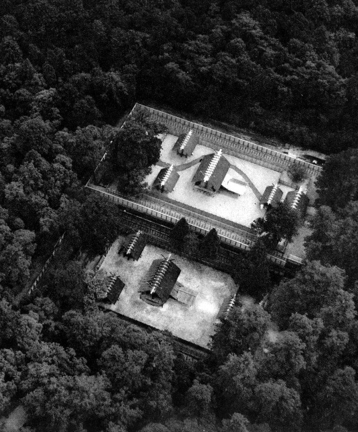 ▲1953 年第 59 回式年迁宫，上方为新建的内宫正殿，下方为旧的内宫正殿