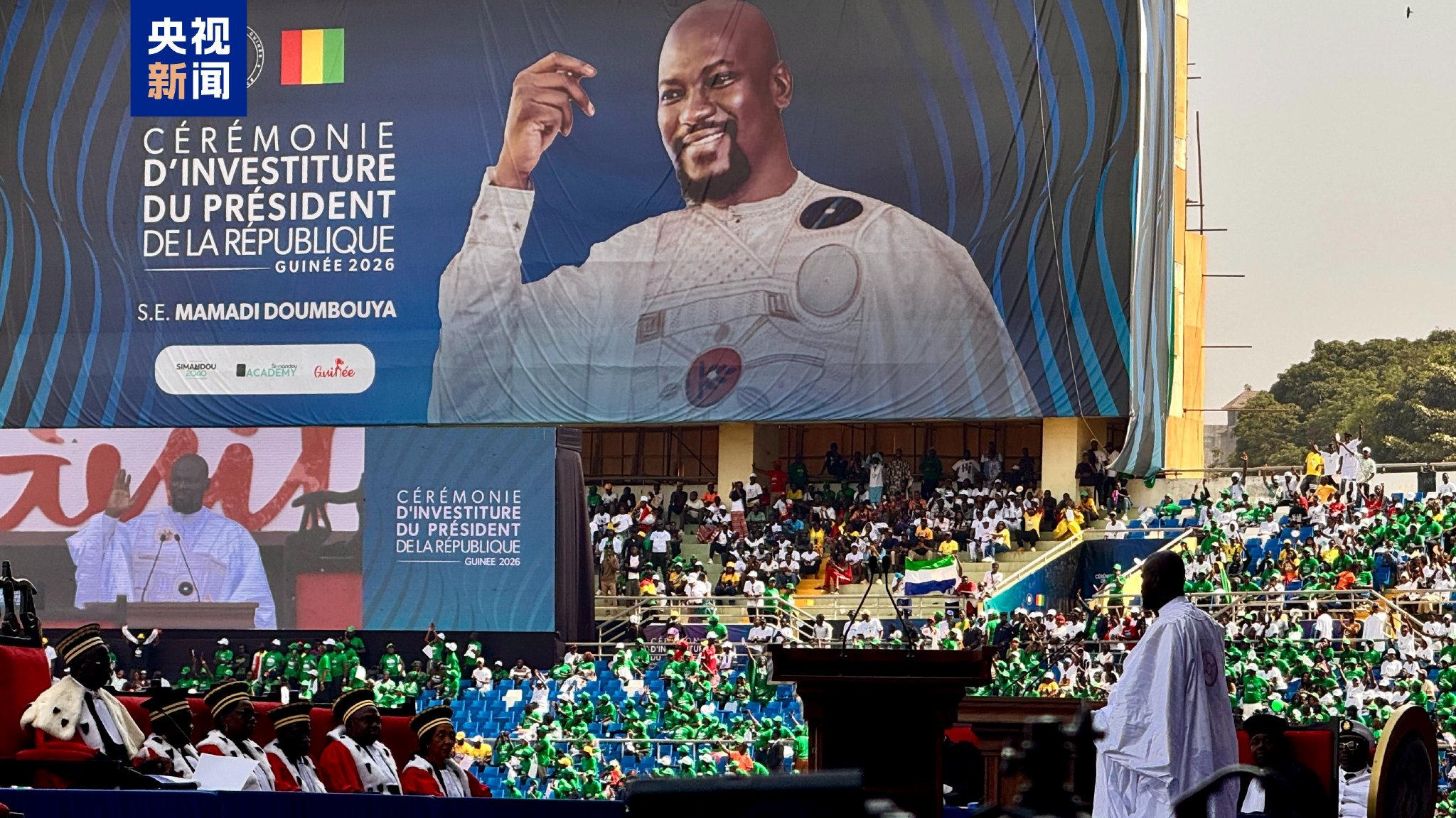 马马迪·敦布亚宣誓就任几内亚总统
