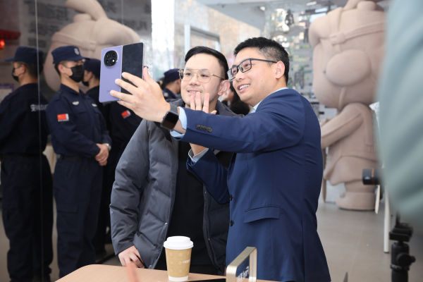 泰国驻华外交官(左一)在OPPO西安旗舰店体验OPPO科技国潮产品Find N5