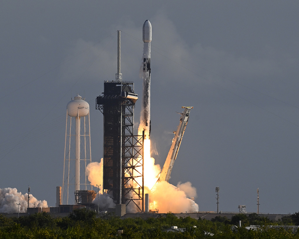 和讯新闻:沃尔玛卡2326回收-“星链”成地缘冲突工具，订阅规模4年半激增114倍！起底马斯克SpaceX“吸金”逻辑