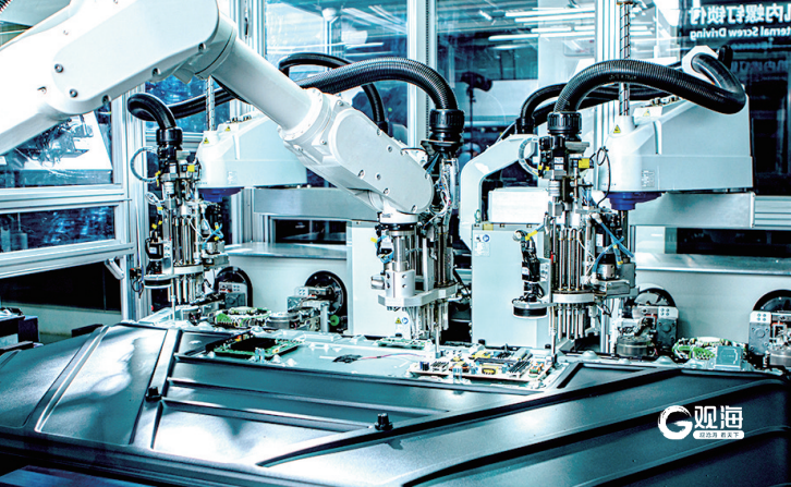 海信视像灯塔工厂行业首创反射片回压技术，根据不同背板深度可实现下压量自动探测，保证压力均匀稳定。