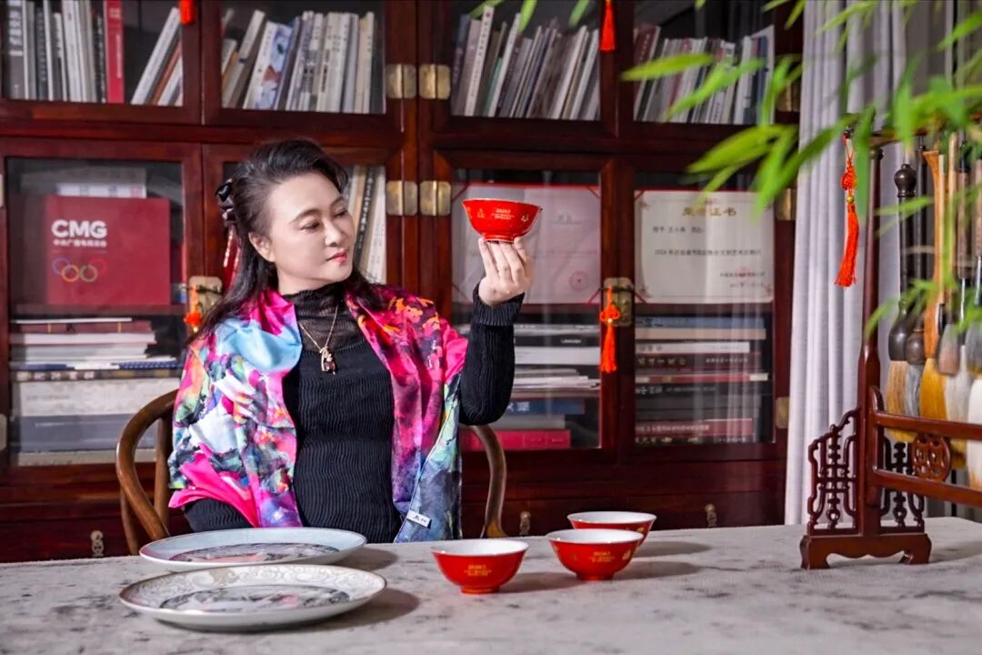 春碗春盘绘团圆，总台马年春晚“宝骏迎福-大师系列”总设计师王小燕倾情奉献|武艺|央视春晚|文化|生肖|器物_手机新浪网