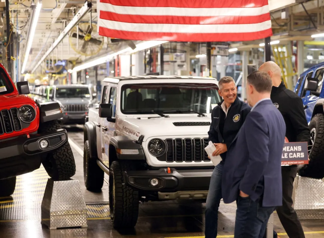 当地时间1月16日，美国交通部长肖恩·达菲（左一）在俄亥俄州参观汽车工厂。（资料图）