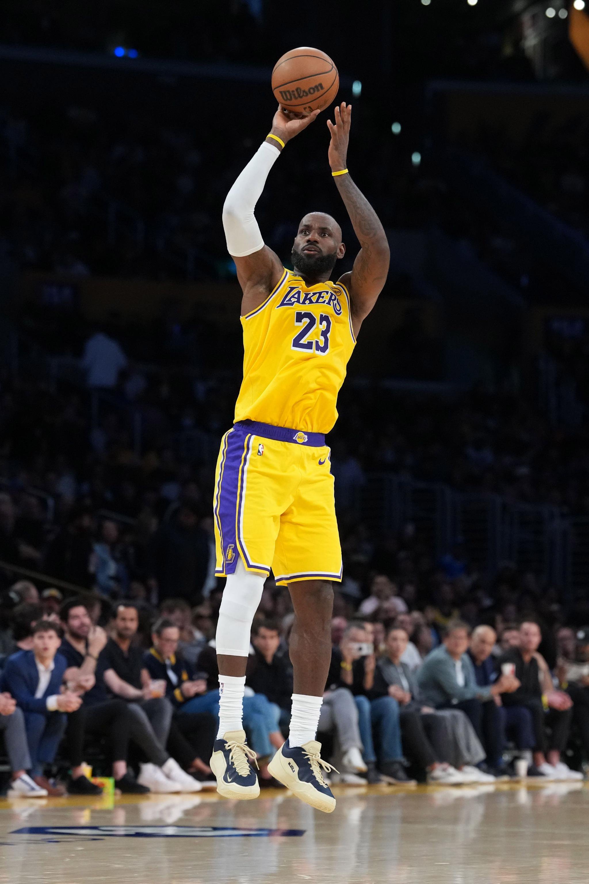 球队伤兵满营？詹姆斯：使用可以出场的阵容 在攻防两端尽力执行