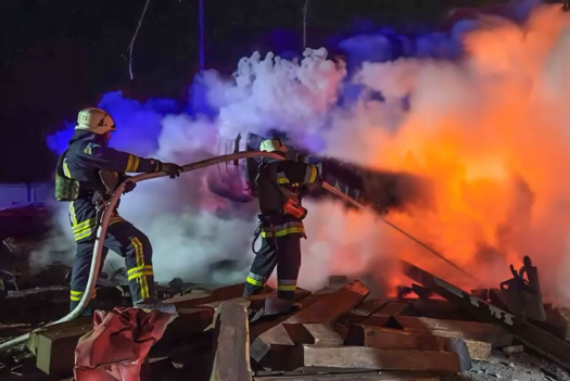 乌称俄军空袭造成多人伤亡 俄称拦截近百架乌无人机